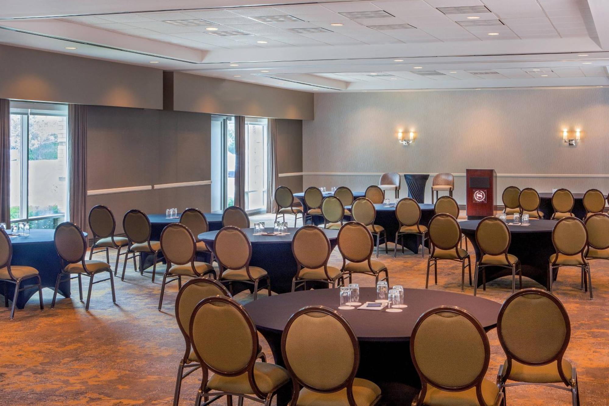 Sheraton Chicago Elk Grove Hotel 4*
