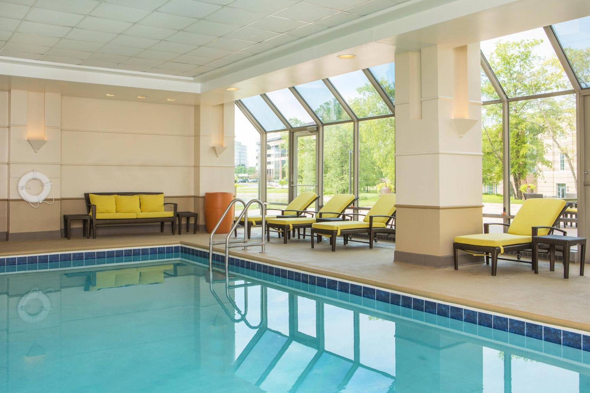 Sheraton Chicago Elk Grove 4*