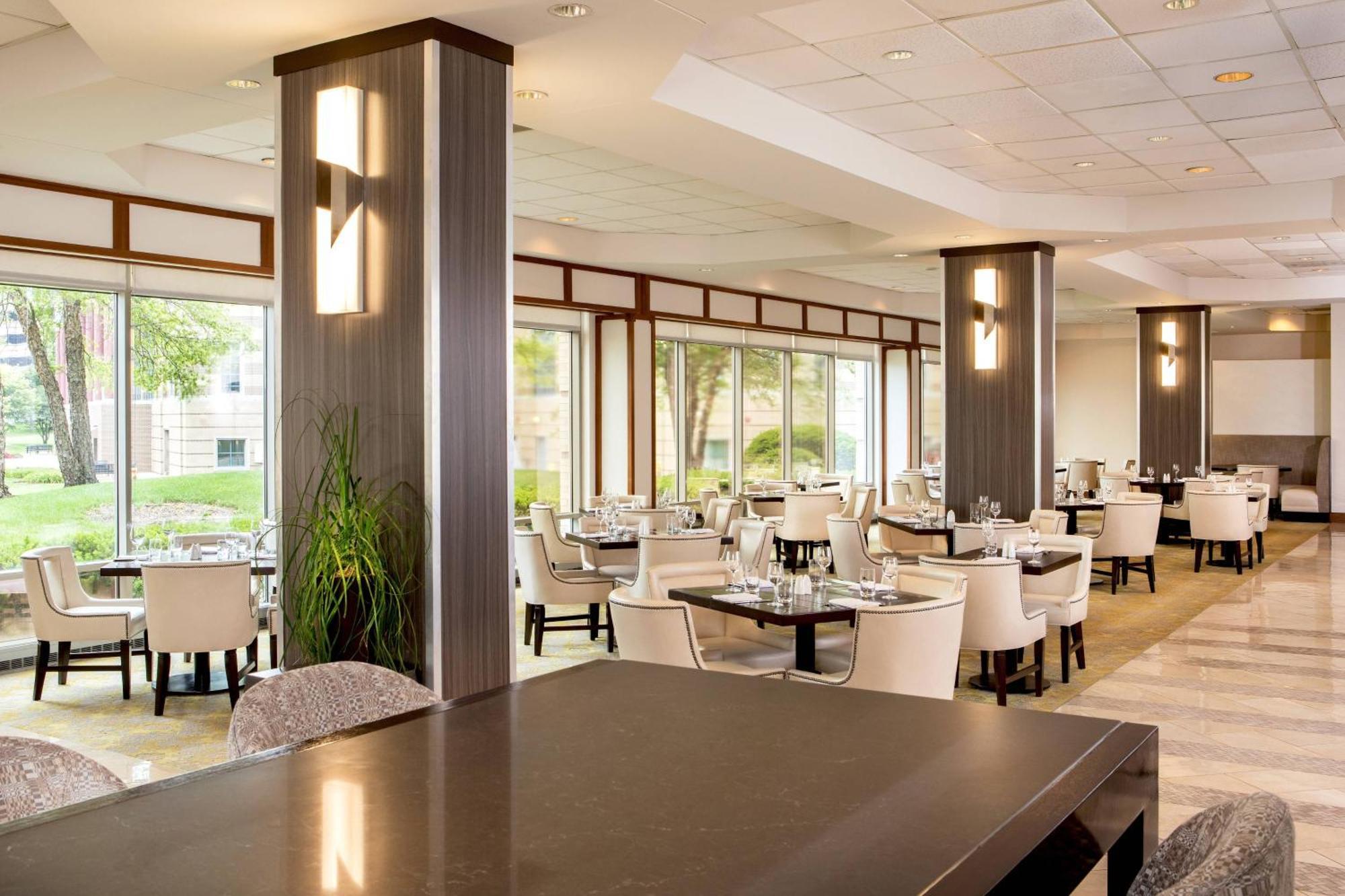 Sheraton Chicago Elk Grove 4*