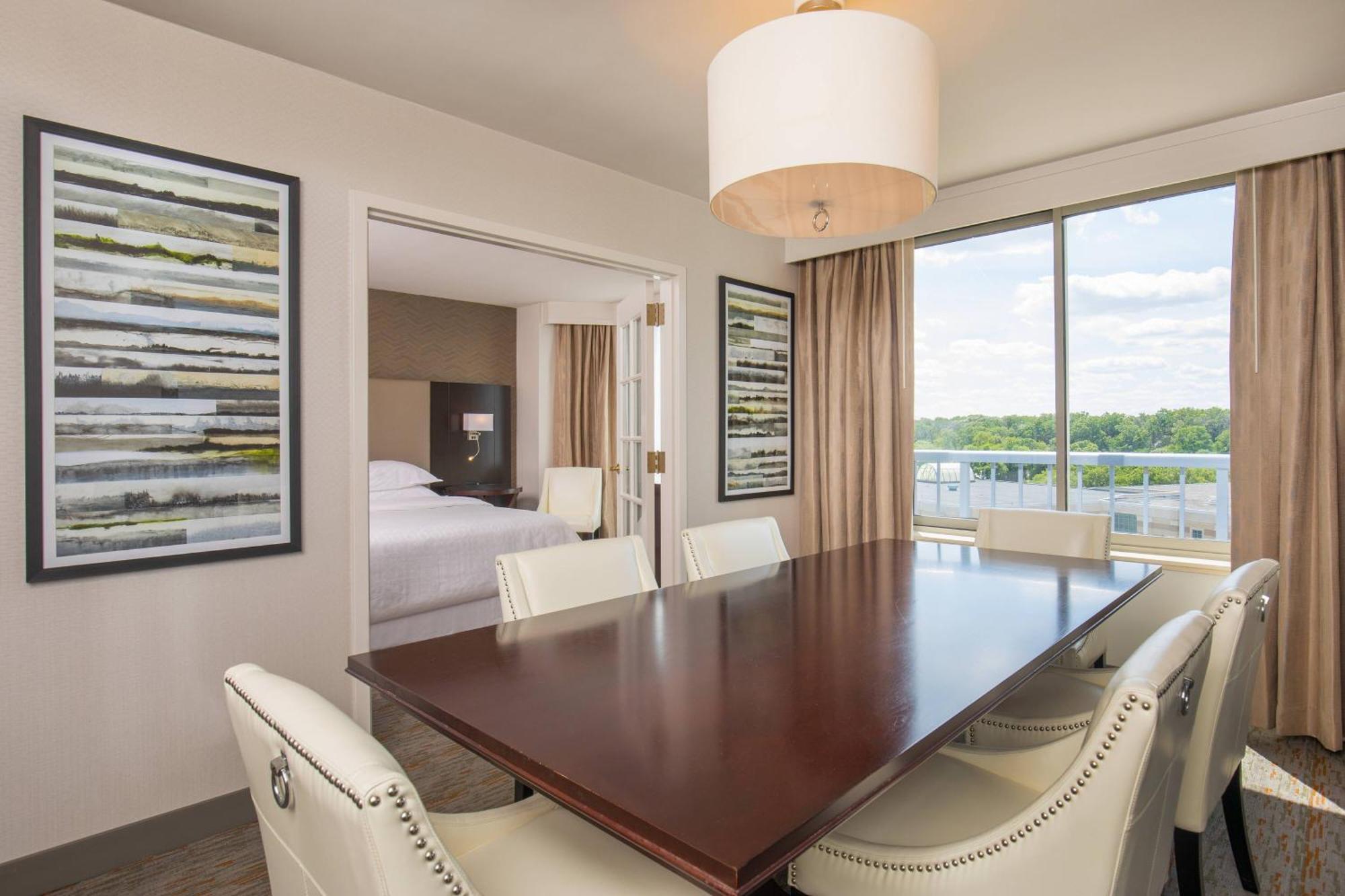 Sheraton Chicago Elk Grove 4*